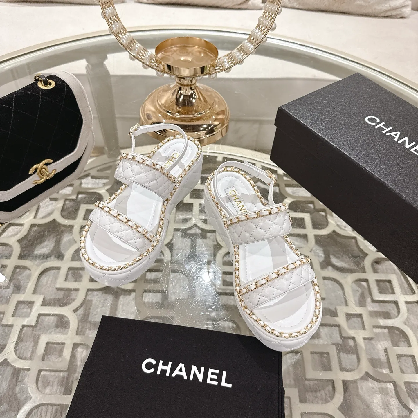 👟👟Ex-factory price 600👟👟 𝐂𝐇𝐀𝐍𝐄𝐋 | Xiaoxiang 25𝐬𝐬 🦋2025 Spring and Summer New Products Counter Classic Xiaoxiang Double C Diamond Chain Slippers Series New〰 🍬 The absolute best in the BS fashion circle. Matching will perform meticulously Minimalist, classic elements that will never fade away 💋 Show unique dressing style, too beautiful to say anything. A must-have for summer... Upper: Original high-customized lambskin Lining: Imported mixed sheepskin lining Outsole: Original molded non-slip outsole Shoe size: 35-39 (34.40.41.42 customization is not returnable)